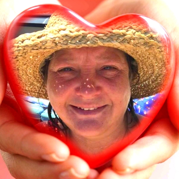 Meet your Posher, Holly - Picture 1 of 7